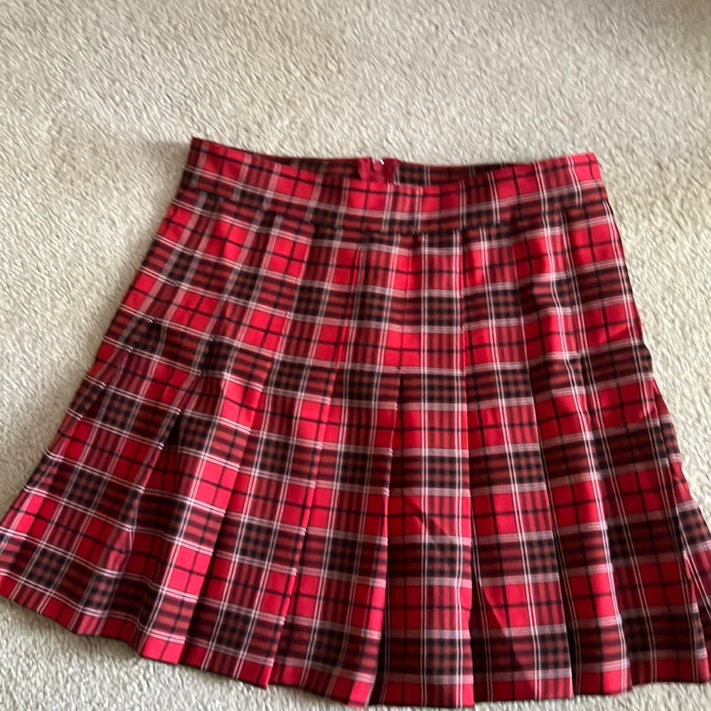 Love Tree red, black, white pleated holiday skirt in size Small